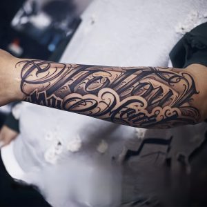 עקוב אחרי לבי" מדבקת טטואו זמנית באותיות כתב היד העצמיות - ריאליסטית, עמידה במים וארוכת טווח 7-15 ימים, עיצוב צמחי לזרועות, ידיים ואמנות גוף, אביזרי טטואו